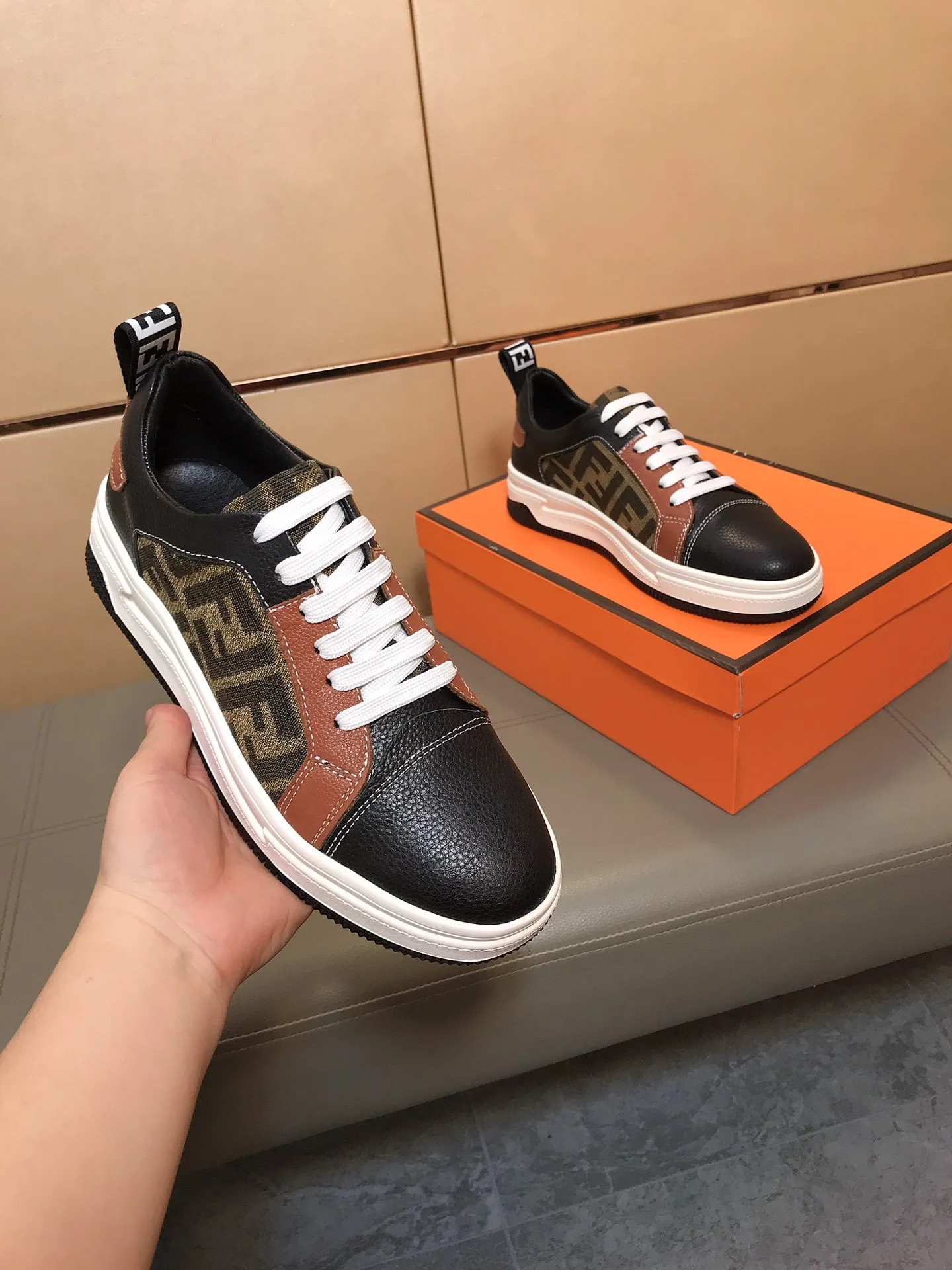 Factory price 400 🕷️🕷️FENDI [Fendi] Men’s new casual shoes are hot! , that kind of calm connotation️elegant taste is indescribable to start the journey of fashionable shoes💍💍to cope with various occasions calmly! The momentum of the big names speaks for itself! Comfortable and comfortable on the feet! Material: Imported cowhide + printed material, sheepskin lining. Fashion essential! 2 colors available! Code number: 38-44